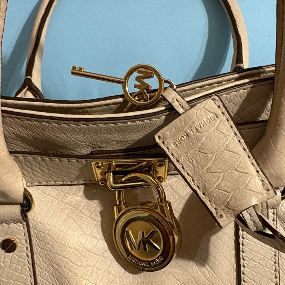 Michael Kors Elegant Tan Saffiano Leather Handbag